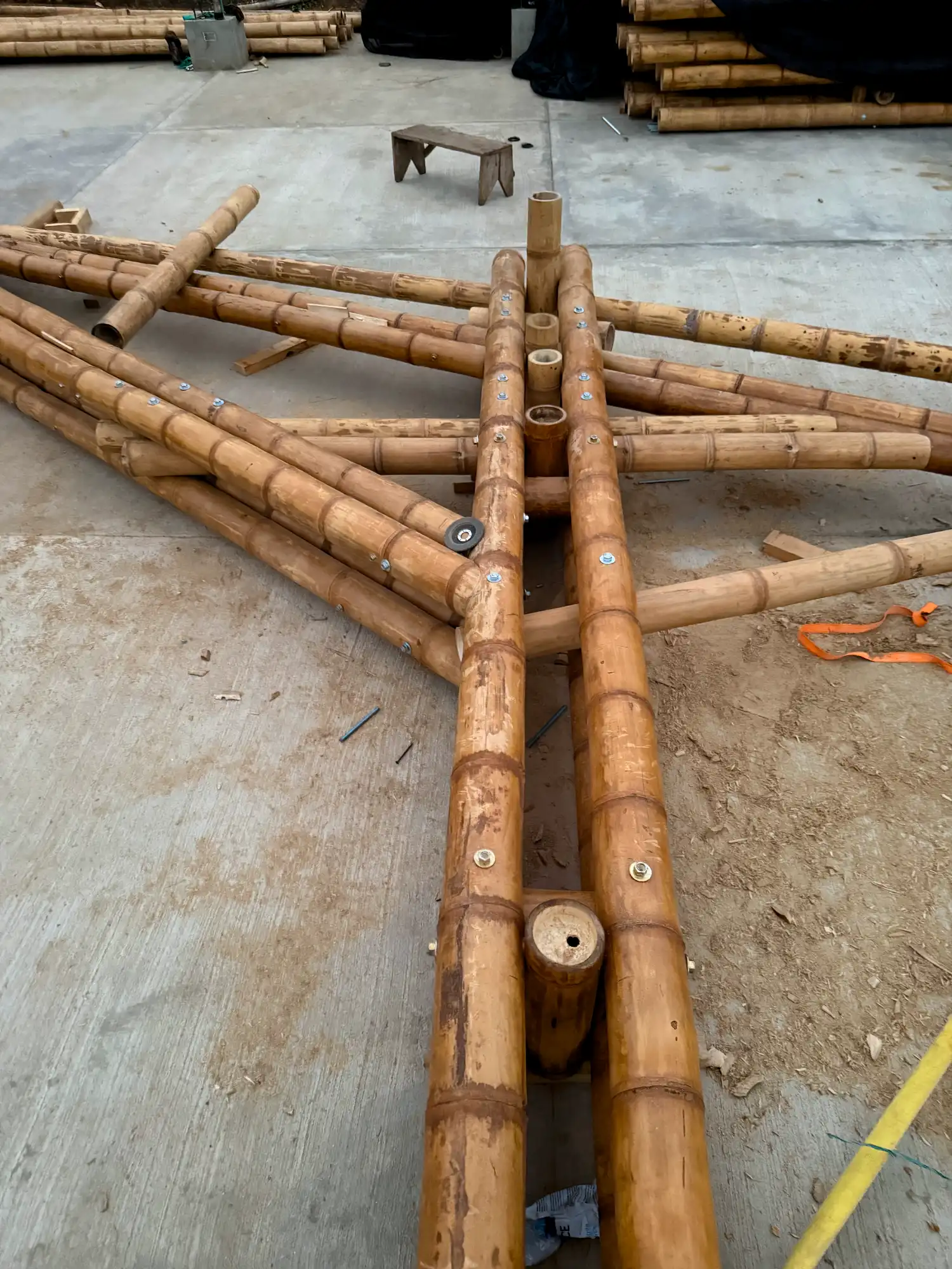 Assembly of prefabricated guadua trusses
