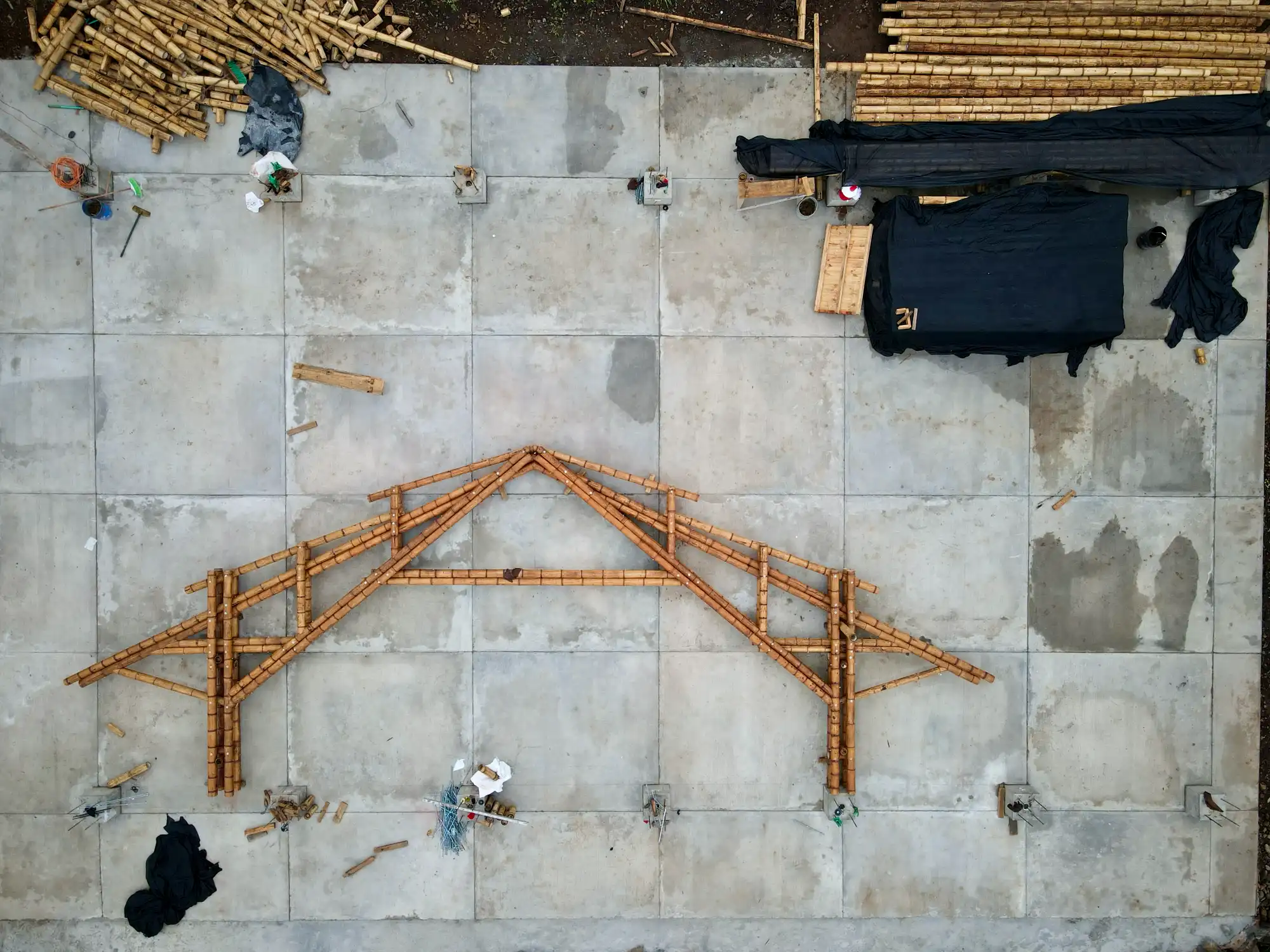 Assembly of prefabricated guadua trusses
