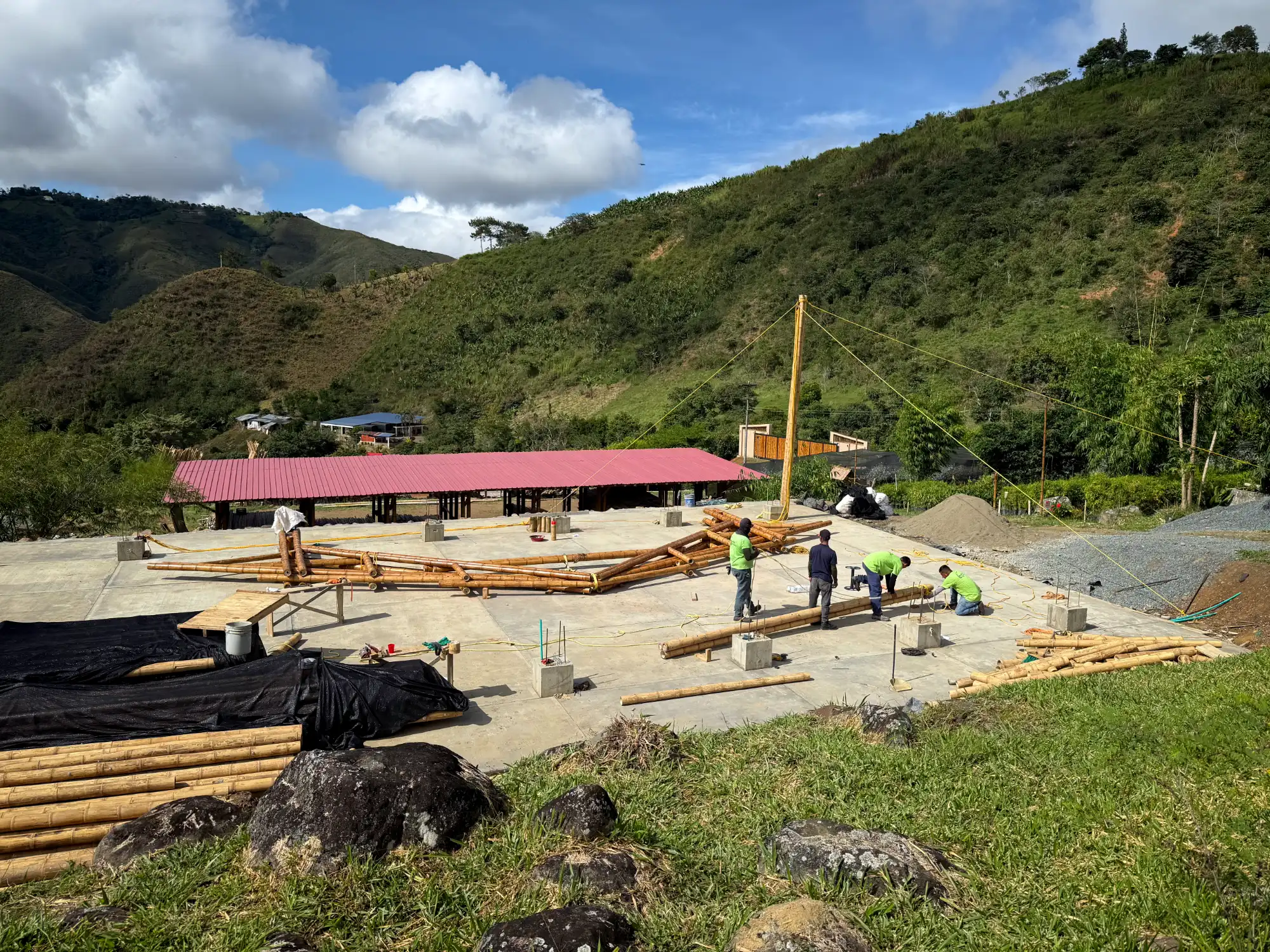Manual lifting and positioning of bamboo trusses with pulleys and ropes