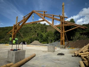 Manual lifting and positioning of bamboo trusses with pulleys and ropes