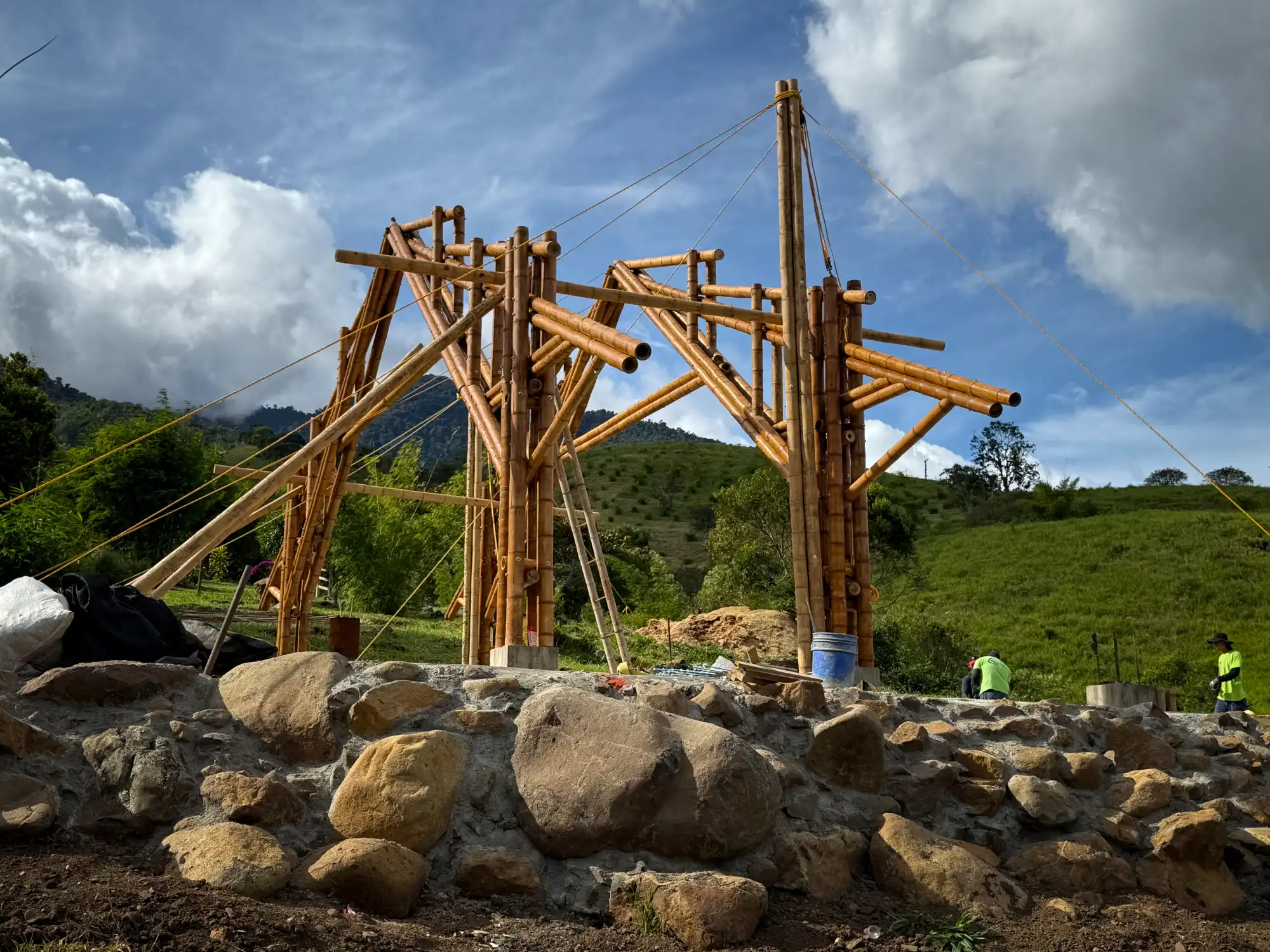 Manual lifting and positioning of bamboo trusses with pulleys and ropes