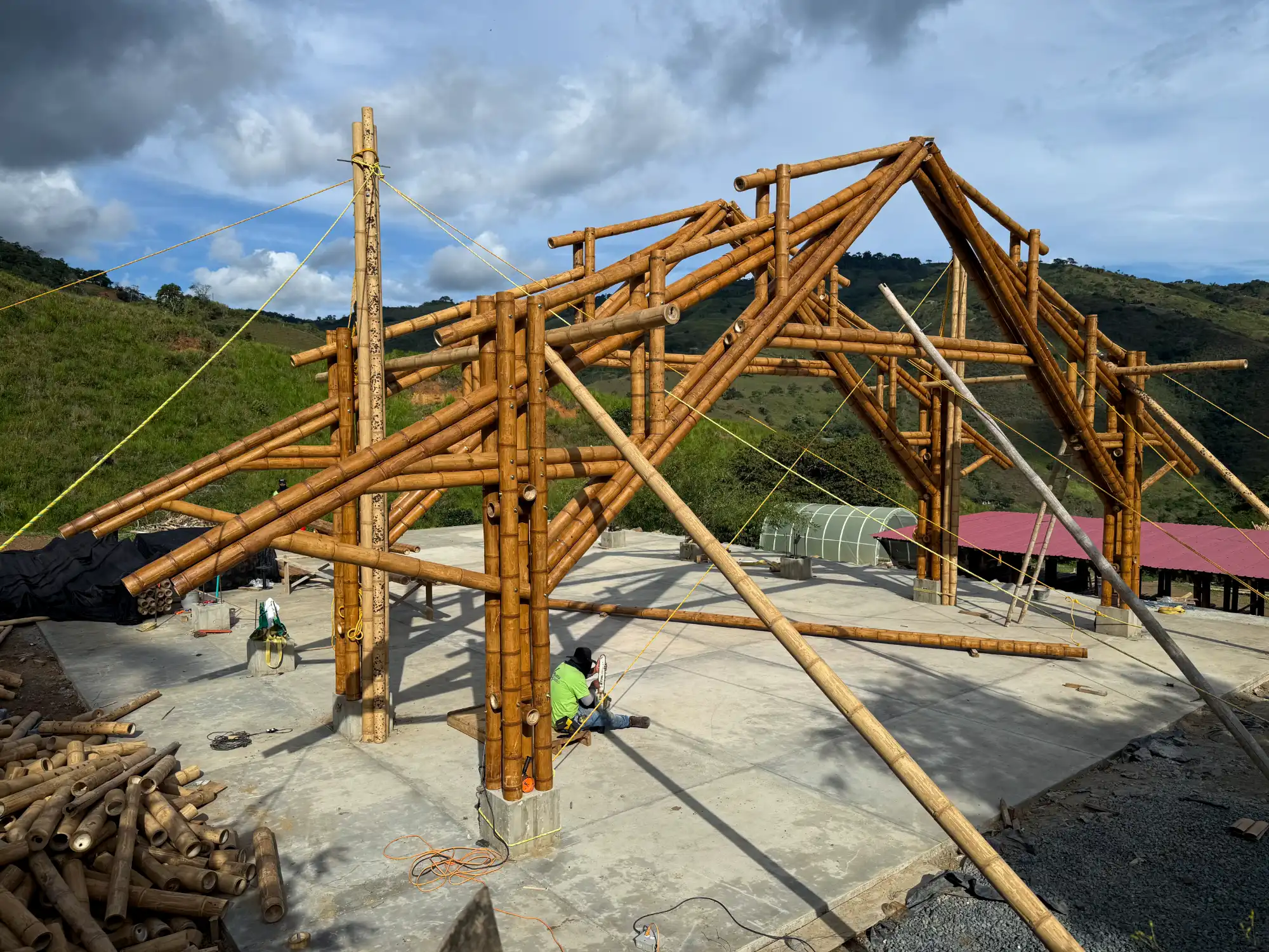 Manual lifting and positioning of bamboo trusses with pulleys and ropes