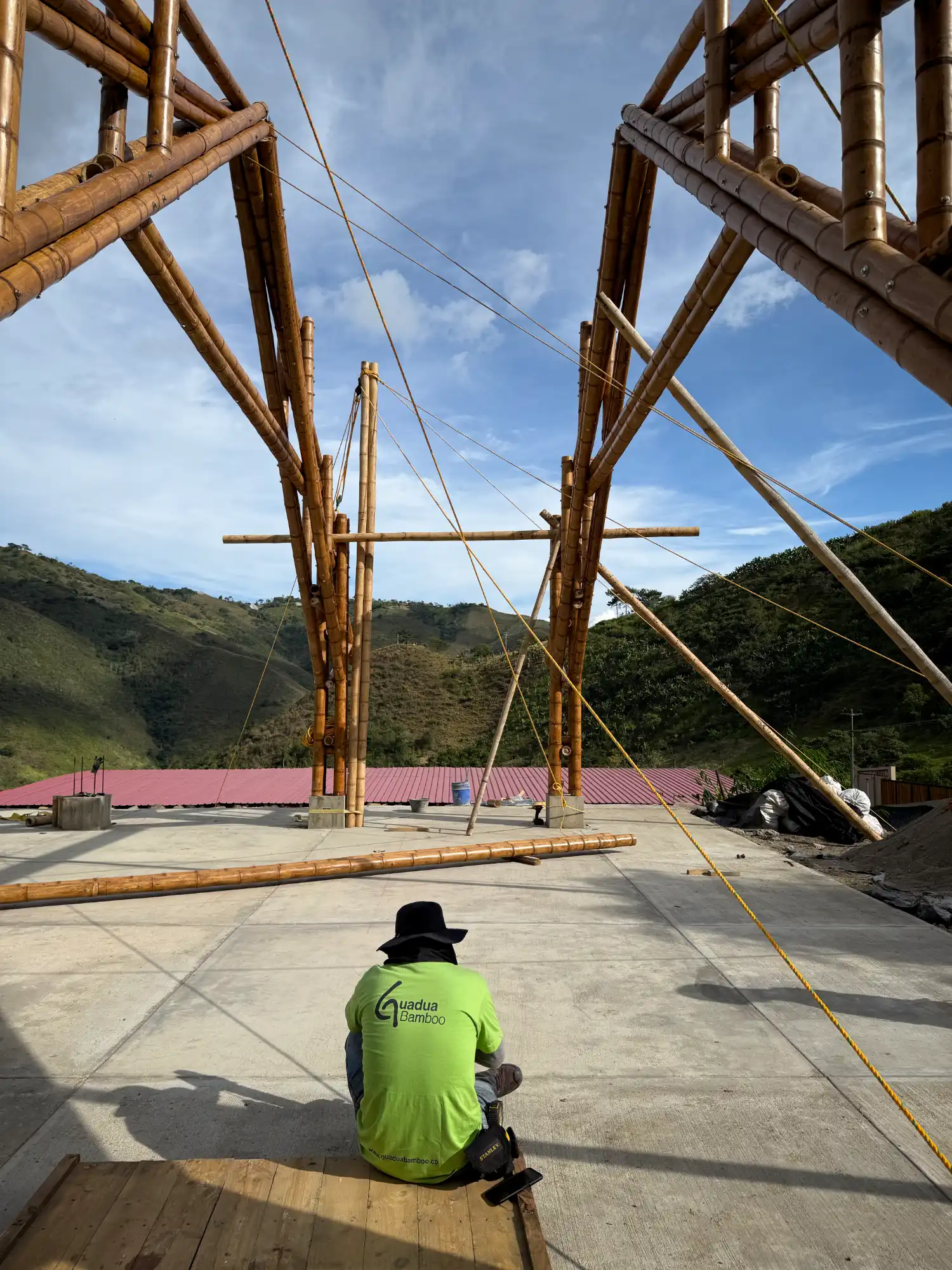 Manual lifting and positioning of bamboo trusses with pulleys and ropes