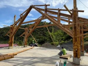 Manual lifting and positioning of bamboo trusses with pulleys and ropes