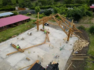Manual lifting and positioning of bamboo trusses with pulleys and ropes