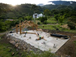 Manual lifting and positioning of bamboo trusses with pulleys and ropes