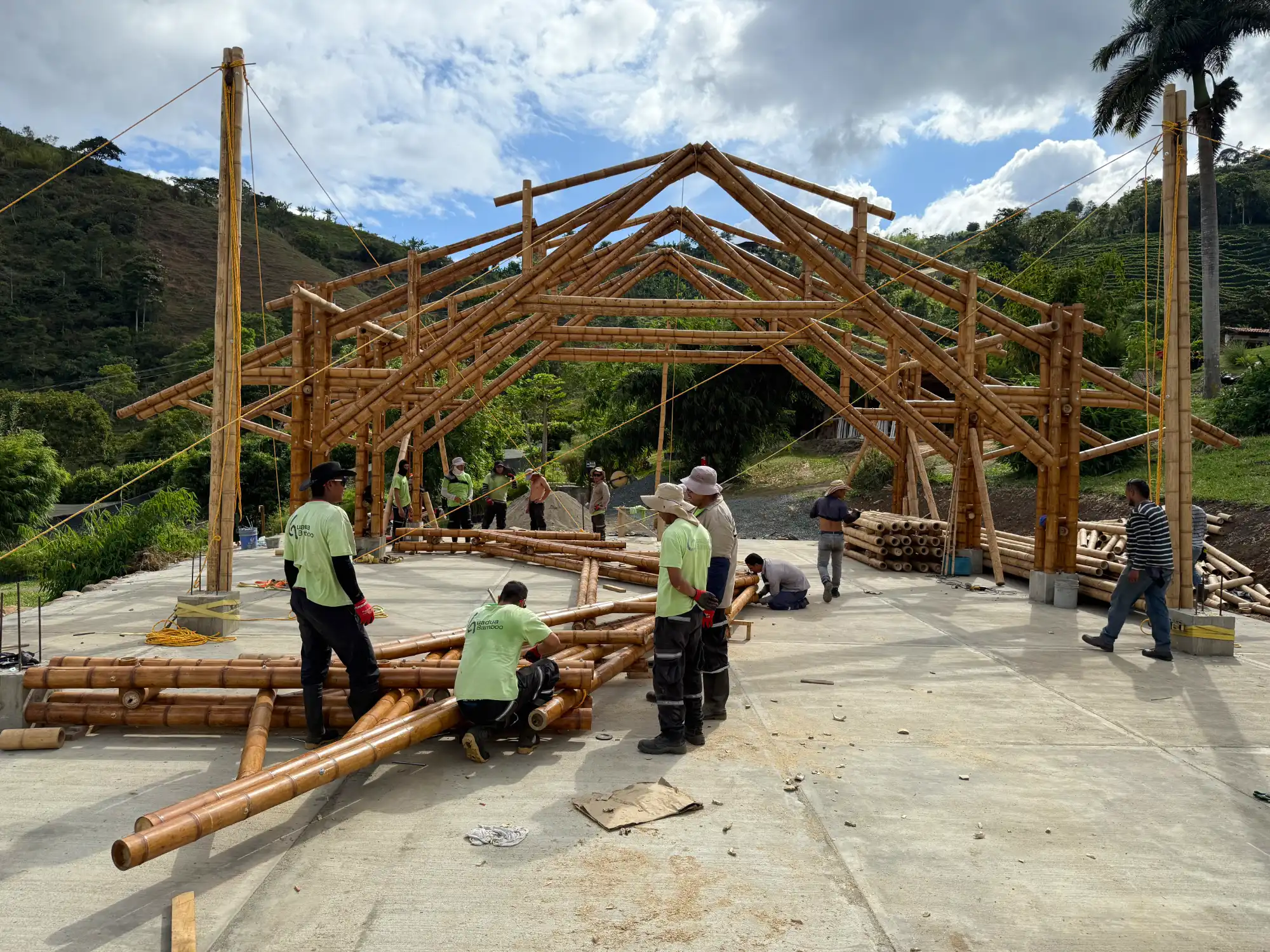 Manual lifting and positioning of bamboo trusses with pulleys and ropes