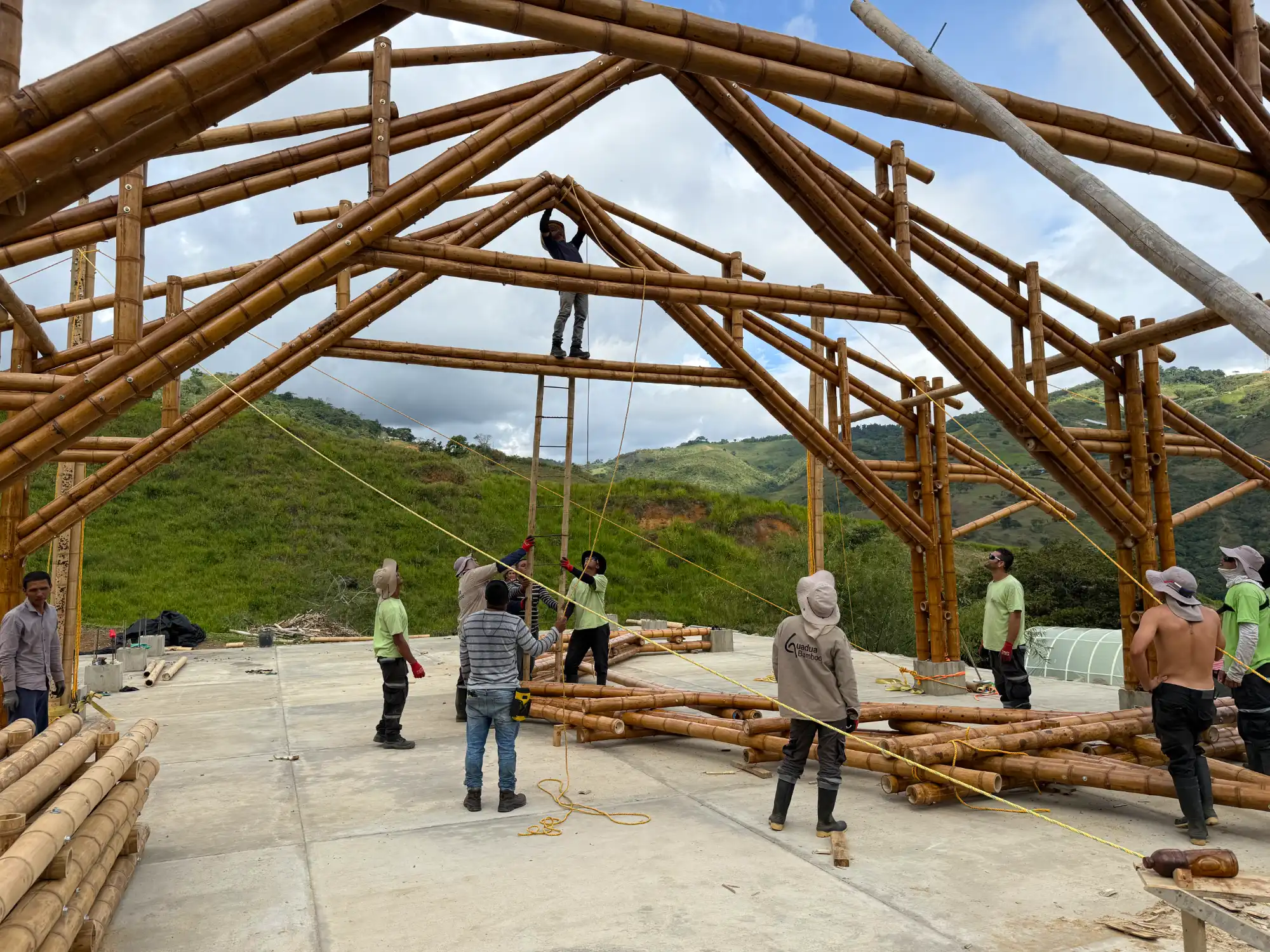 Manual lifting and positioning of bamboo trusses with pulleys and ropes