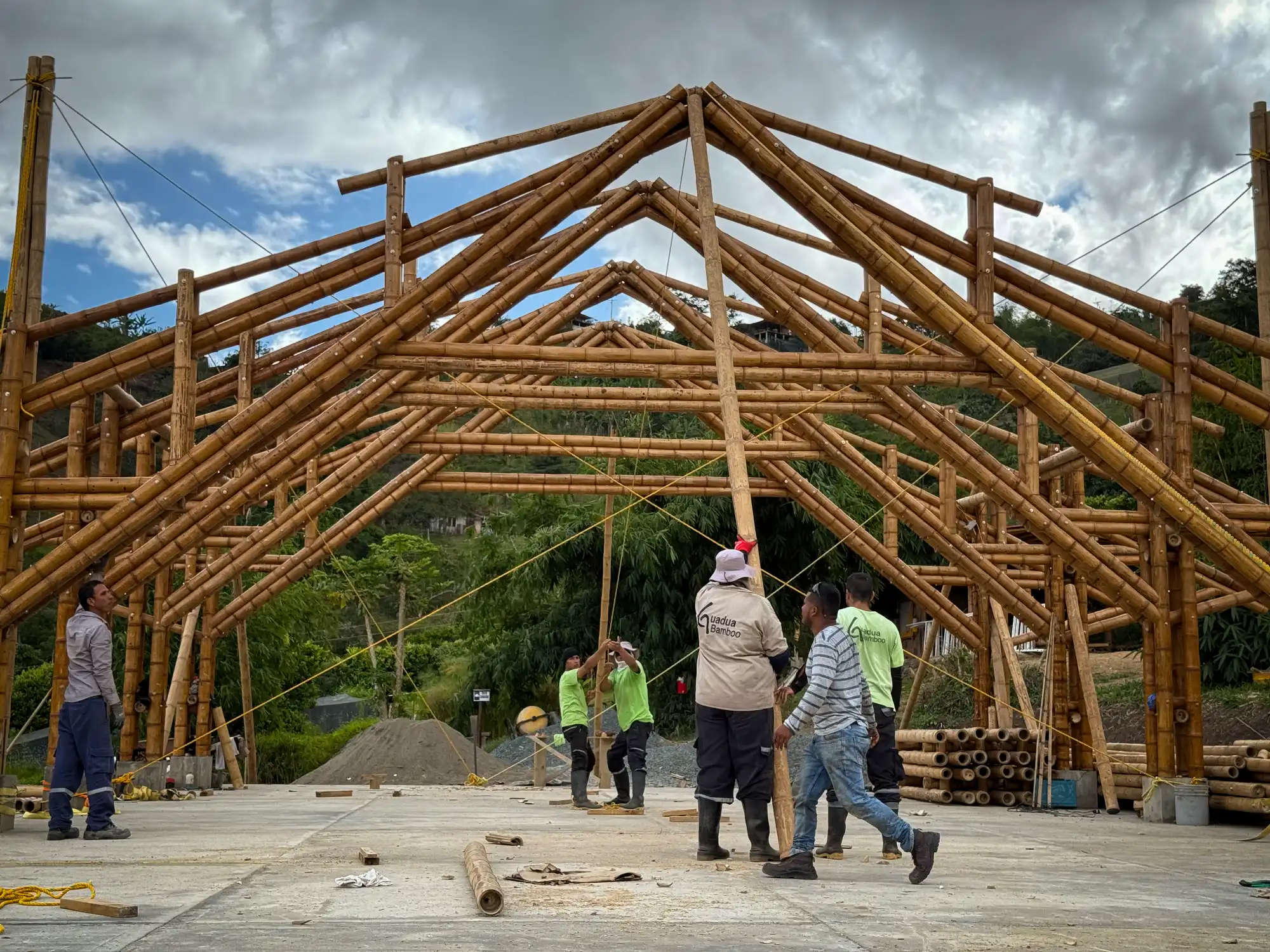Manual lifting and positioning of bamboo trusses with pulleys and ropes