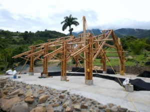 Manual lifting and positioning of bamboo trusses with pulleys and ropes