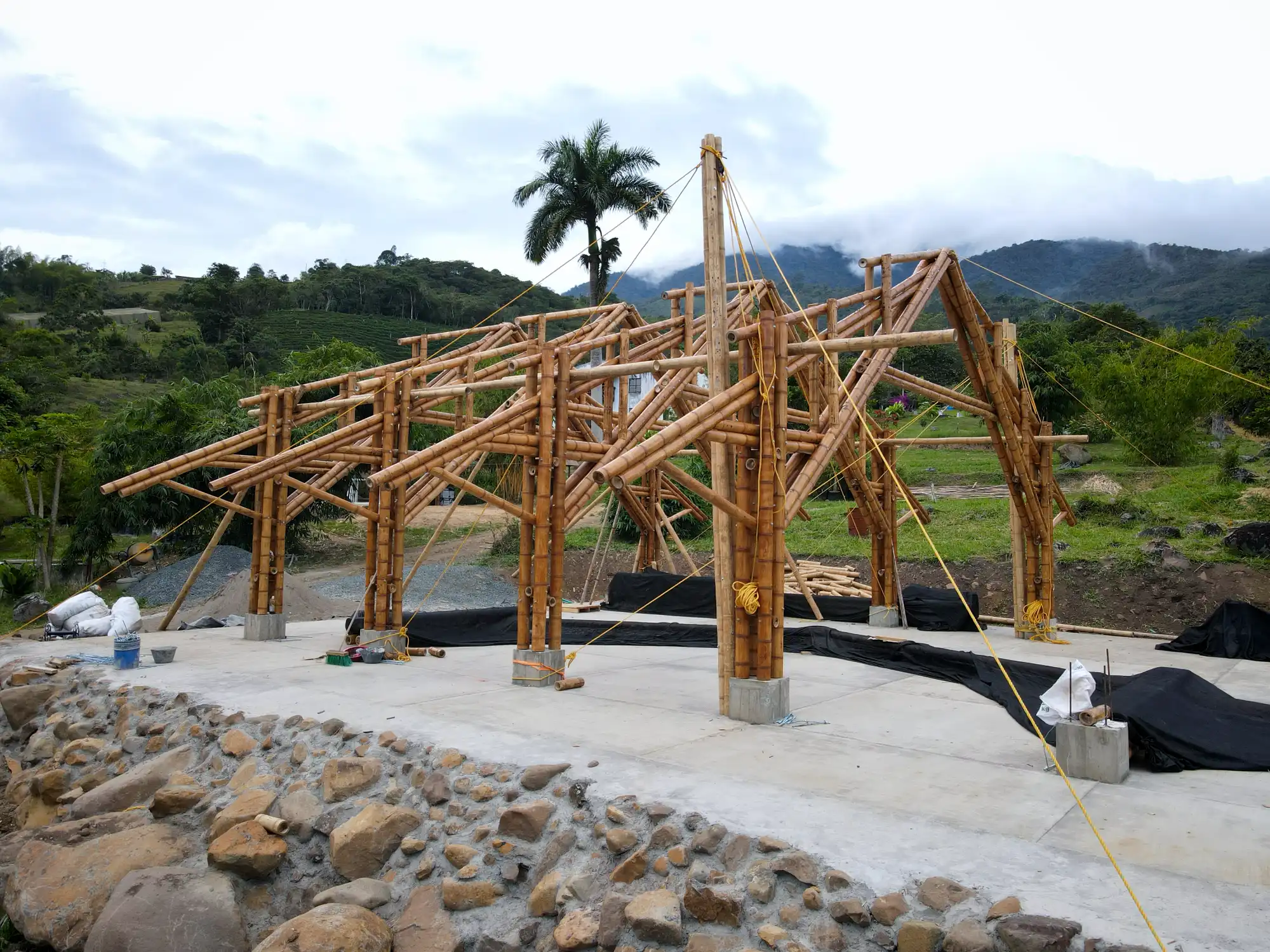 Manual lifting and positioning of bamboo trusses with pulleys and ropes