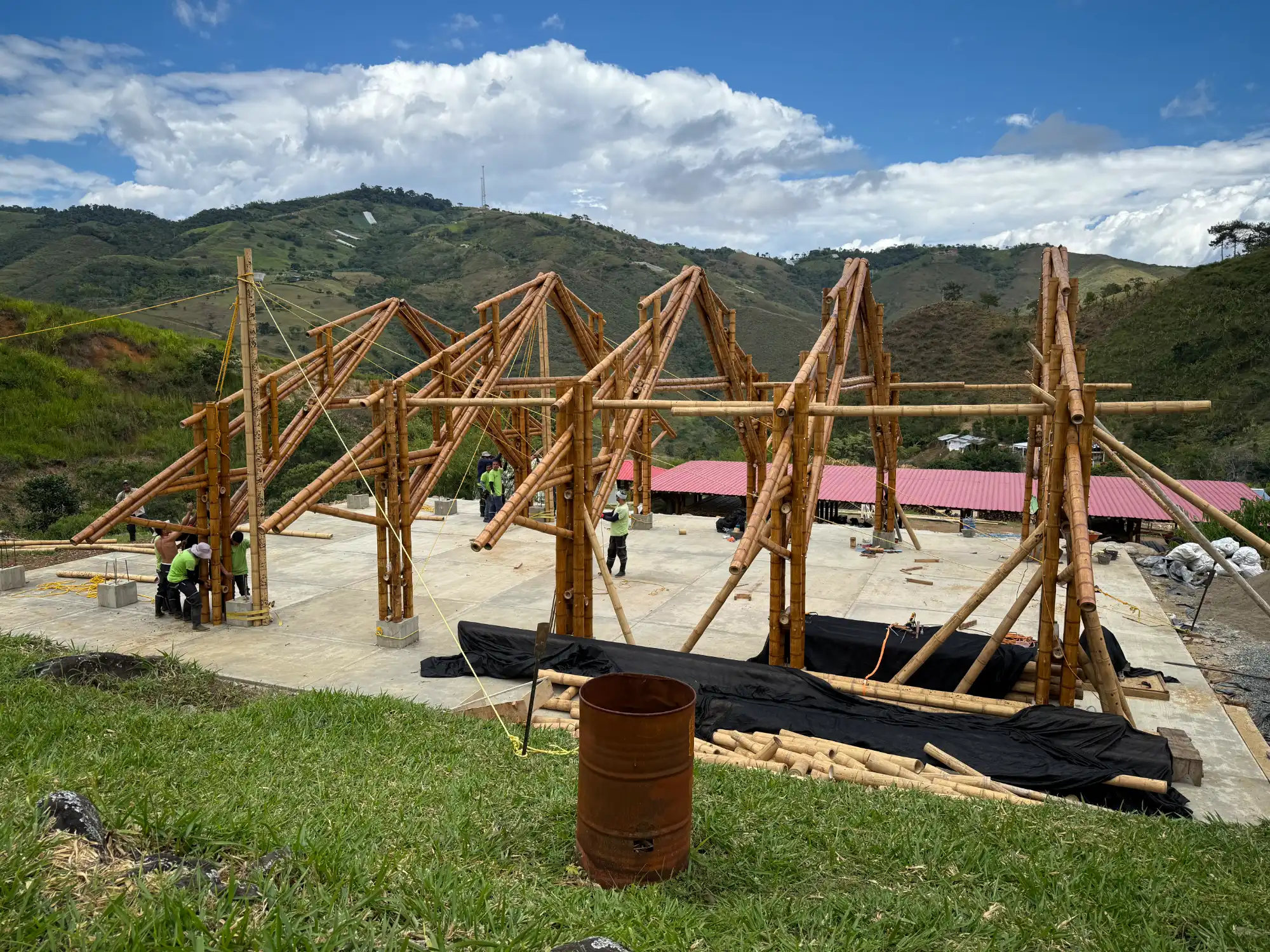 Manual lifting and positioning of bamboo trusses with pulleys and ropes
