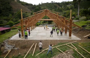 Manual lifting and positioning of bamboo trusses with pulleys and ropes