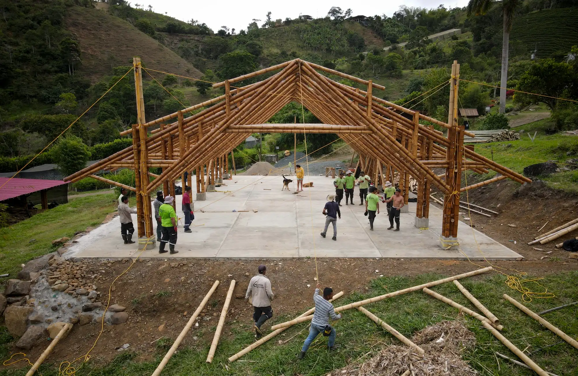 Manual lifting and positioning of bamboo trusses with pulleys and ropes