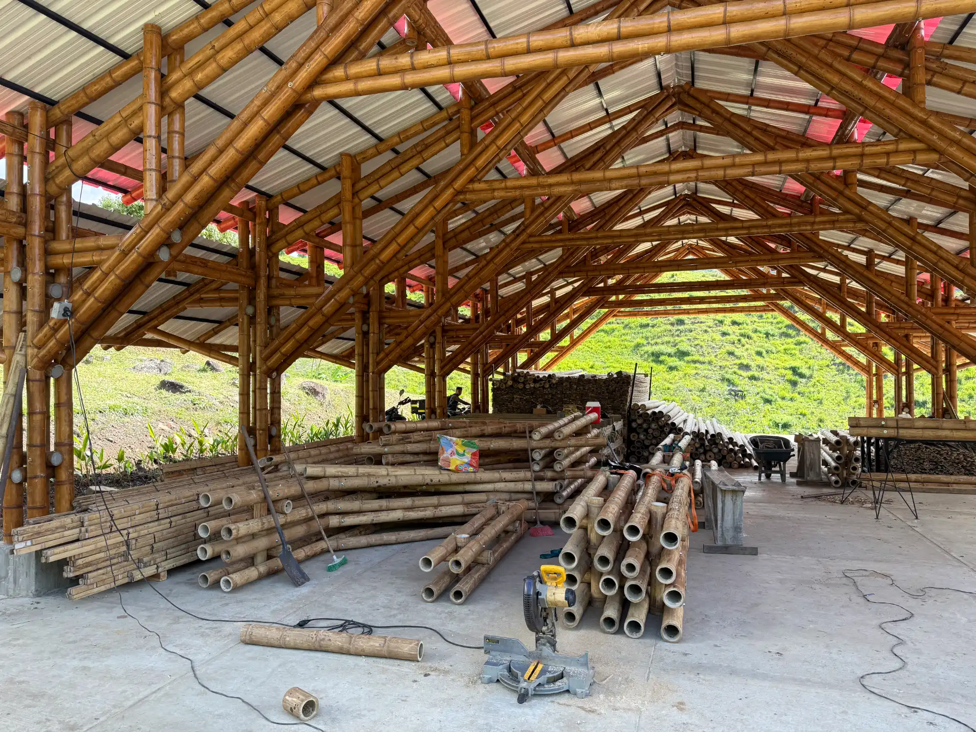 Assembly of prefabricated bamboo structures in the Tres Brisas pavilion