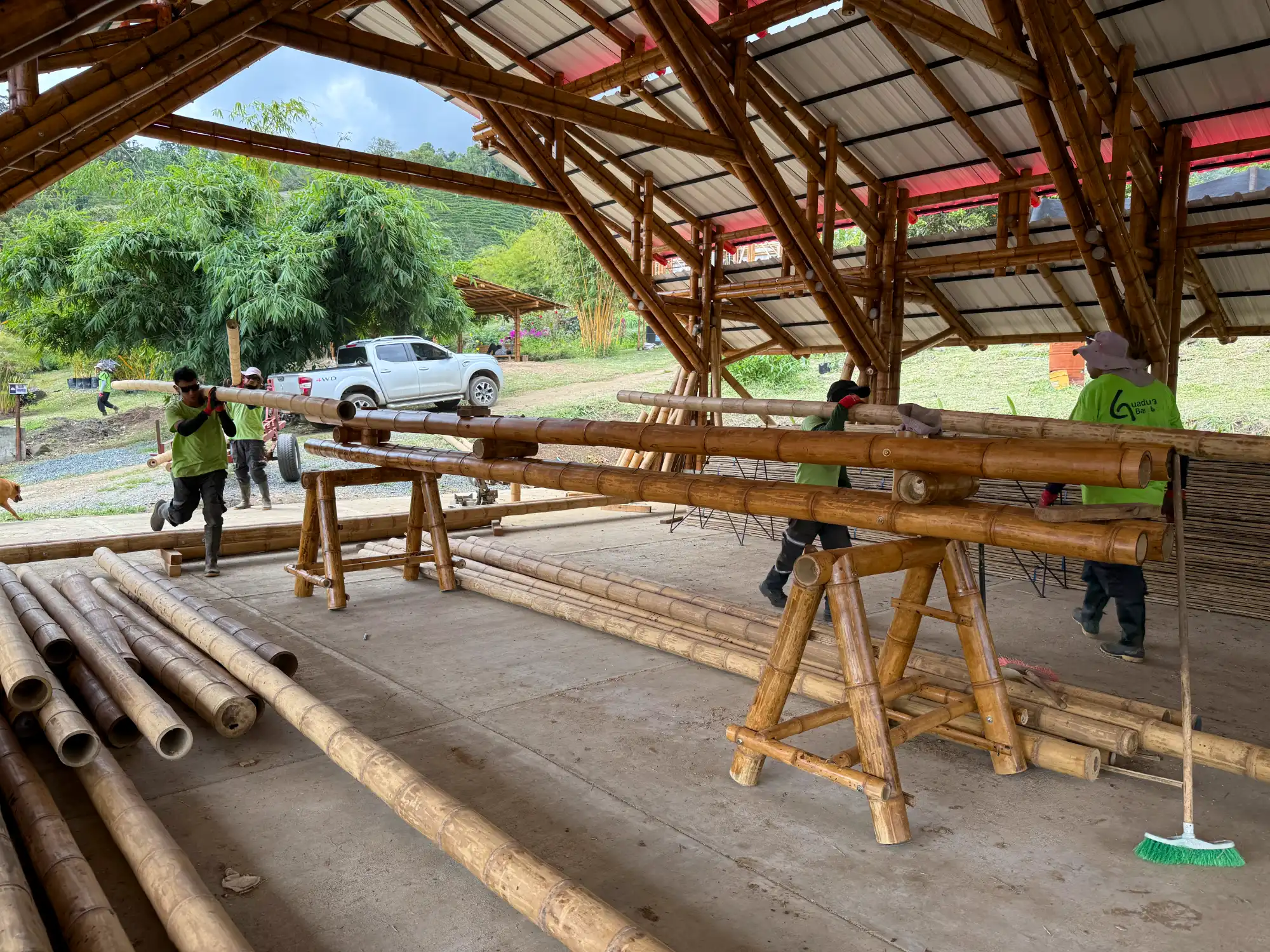 Assembly of prefabricated bamboo structures in the Tres Brisas pavilion