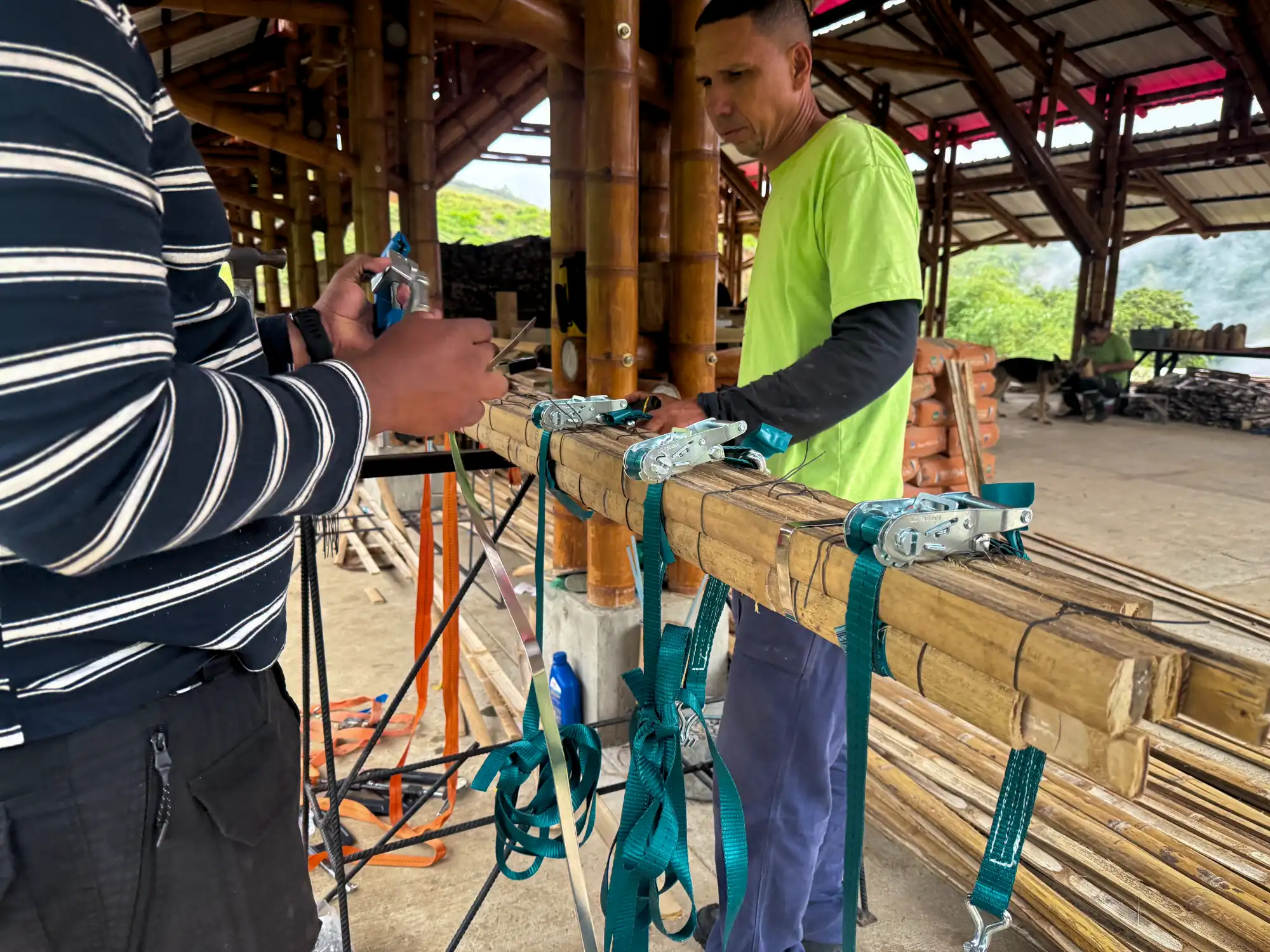 Manufacturing process of high-strength bamboo beams in the Tres Brisas pavilion