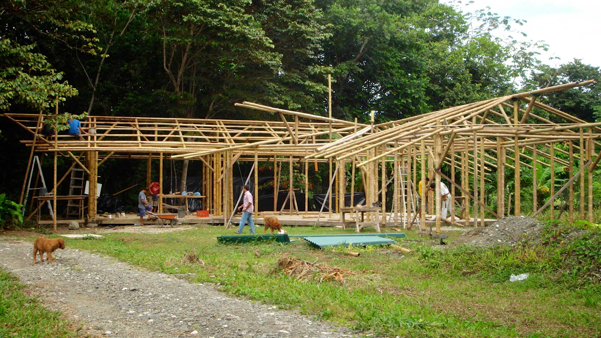 Building a Bamboo House Photo by: Stéphane Schröder © www.guaduabamboo.com