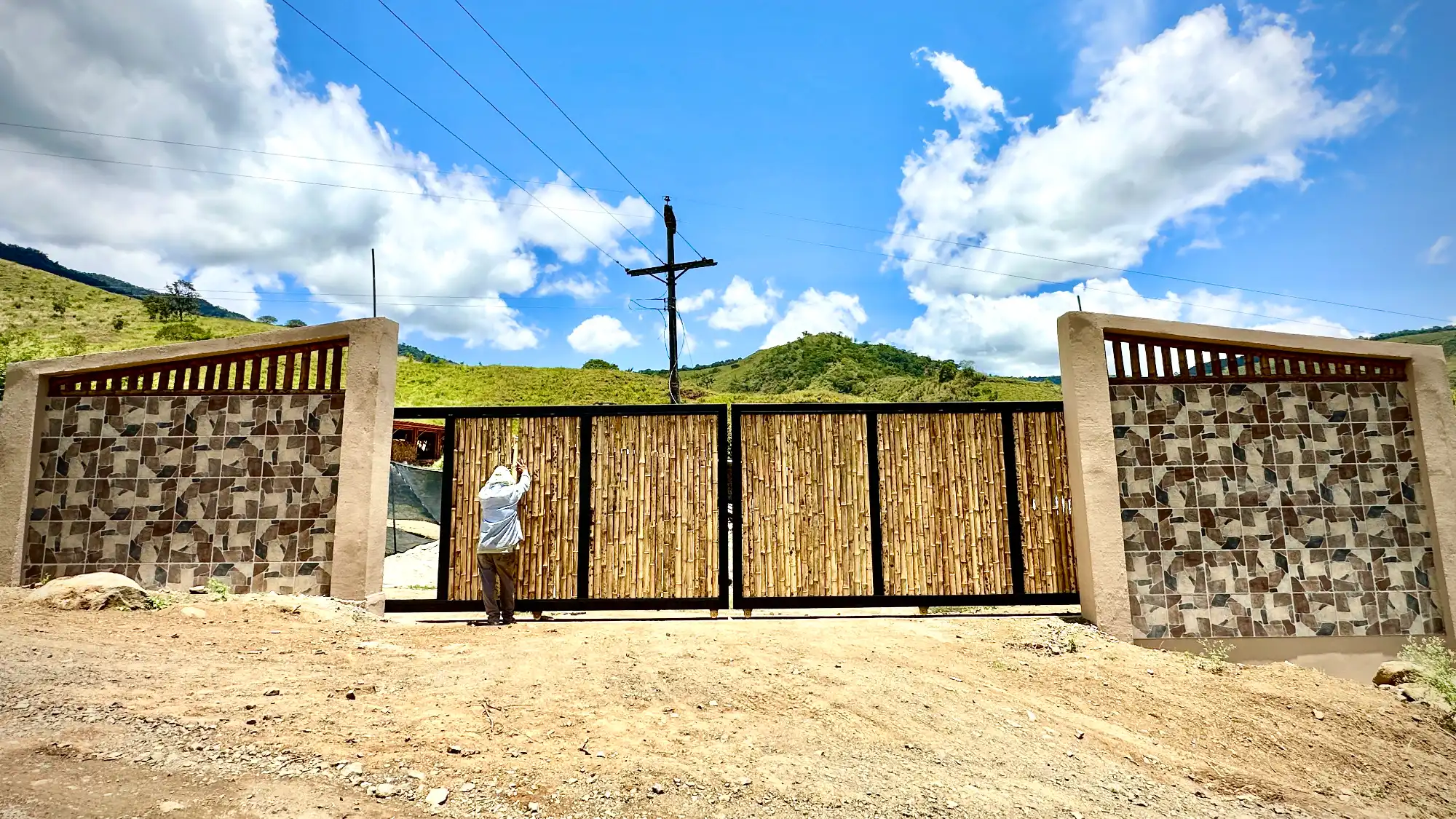 Luxury entrance gate design using premium Guadua Bamboo in Colombia