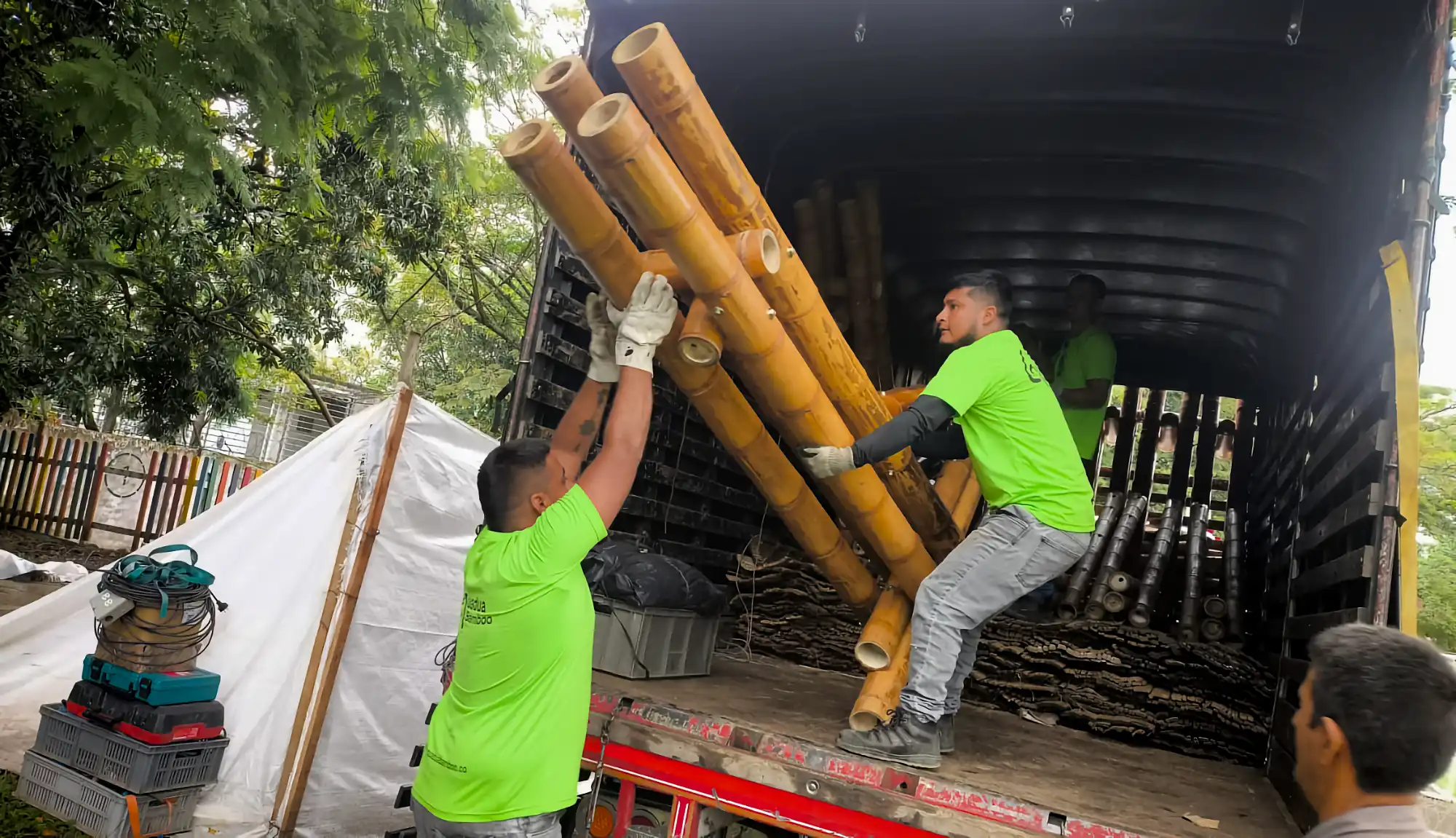 Unloading prefabricated bamboo truss and column elements at the Colegio Alemán site in Cali